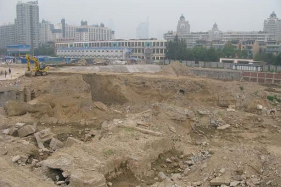 北京市广渠路西大望路口附近的一处工地，裸露的地面毫无遮挡。