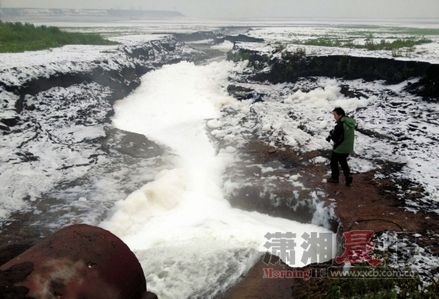 12月26日，常德市汉寿县蒋家嘴镇，洞庭湖边的排污口排出污水，水面上漂浮着一层白色泡沫。图/刘帅