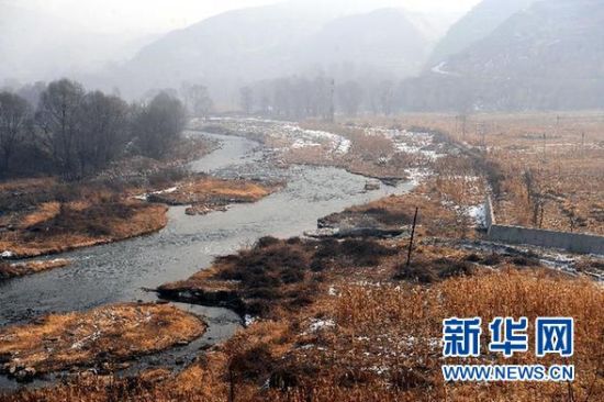  这是苯胺泄漏事故中污染物经排污渠流进浊漳河的地点（1月6日摄）。 新华社记者 范敏达 摄