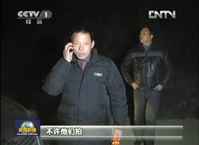 围堵记者和环保人员的男子边打电话边阻止拍摄，称“这里是禁地”。