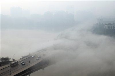 昨日，湖北省武汉市，双湖桥上出现的平流雾，车辆在桥上的雾气中穿梭。张朋 摄
