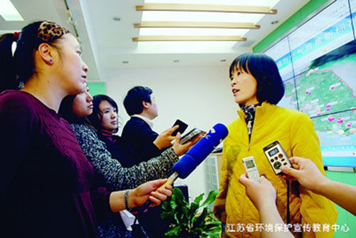 省环境监测中心副主任张祥志就空气质量监测情况接受媒体采访