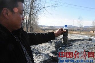 村民从河中取出的水样
