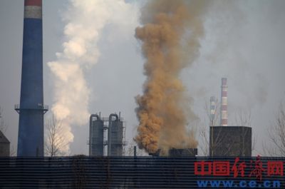 黄色烟尘滚滚涌出。