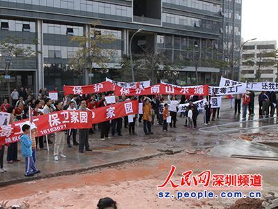 居民在施工现场抗议（记者 王星 摄）