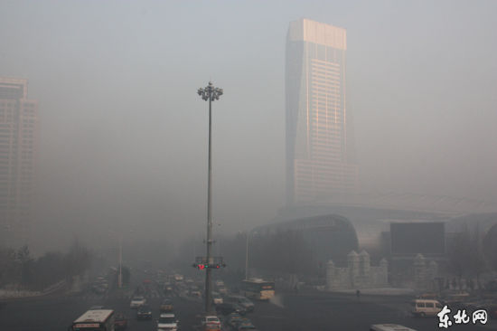 会展中心笼罩在烟雾中。 会展中心笼罩在烟雾中。