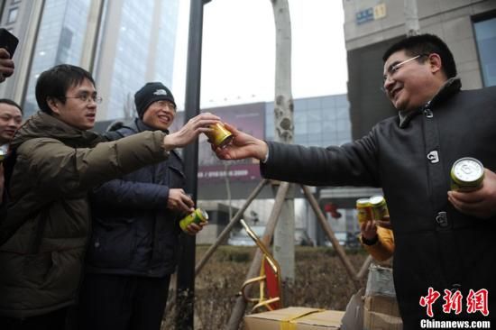 1月30日北京金融街，陈光标免费向过往的市民赠送自己公司生产的罐装新鲜空气和环保袋。CFP视觉中国 