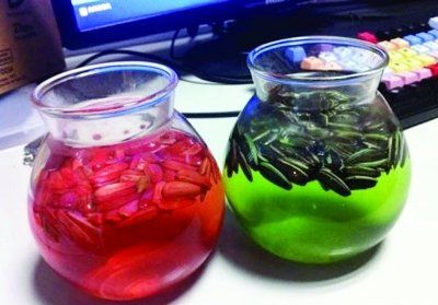 上海发现的“染色瓜子”，浸泡半小时后，绿茶瓜子水全变绿，红茶瓜子水都变红。