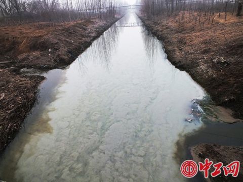 菏泽开发区上海路洙水河桥下两边排污口正在排出黑色污水,洙水河水