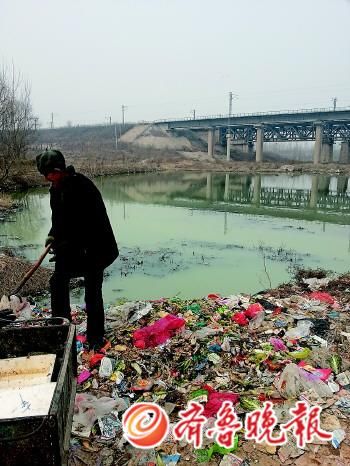 在玉符河与京沪铁路的交叉处,已经形成了一潭污水。本报记者 任志方 摄