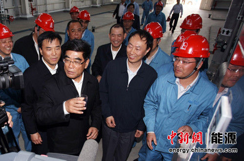 2012年4月26日，中石化董事长傅成玉在扬子石化参观污水回用装置时饮用处理过的水。