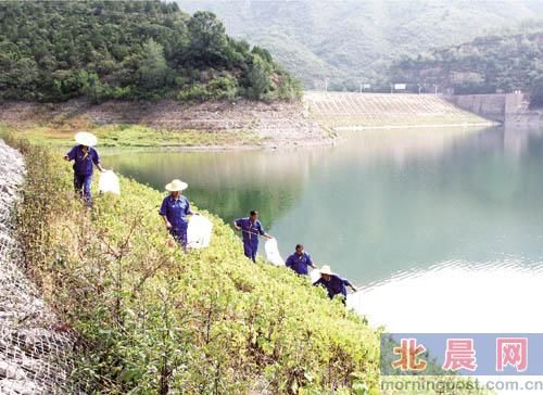 延庆县城向东北40多公里，有一座被誉为“燕山天池”的水库——白河堡水库。水库是北京海拔最高的水库。除了密云水库以外，白河堡也是北京重要的水源地之一。2003年至2012年，向密云水库输送水源19次，共计8.6亿立方米。