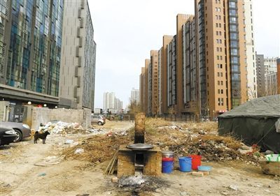 4月1日，青年汇佳园外，一片荒地上到处散落着垃圾，无人清理。新京报记者 韩萌 摄