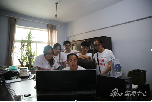 志愿者们认真学习