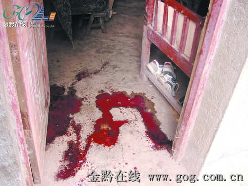农户家中地缝喷红色液体疑为血泉专家否定(图)