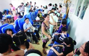 游泳池氯气泄漏致23人不适入院(组图)
