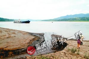 重庆化工厂染黑沙滩被罚千万仍在偷排废水(图)