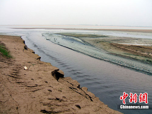 河南孟州每天万余吨企业废水排入黄河(图)