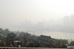 昨日兰州上空灰蒙蒙一片。甘友民 摄 