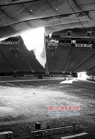 12日，大雪把美国明尼苏达州一座体育场的顶棚压塌。 