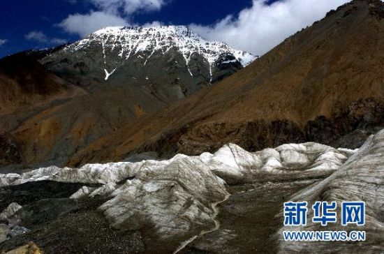 这是位于祁连山西段正在退缩的老虎沟冰川以及冰川消融后的独特地貌（2010年7月15日摄）。