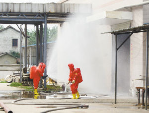 消防官兵喷水稀释残留氨气