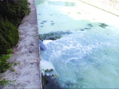 “牛奶”就是从这处雨水管道排进百家湖的。资料图