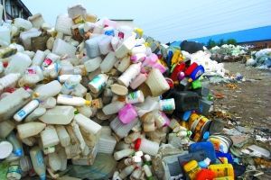 8月7日，北京大兴的一处废旧塑料回收点废旧塑料堆积如山，由于文安县整顿废旧塑料回收加工产业，北京的废旧塑料回收行业出现积压。