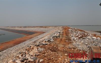 铜湖改造成的尾矿库与九江市第二大淡水湖，越冬候鸟保护区赛城湖仅一坝之隔。（资料图）