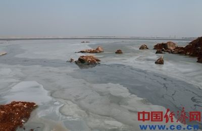 铜湖已经被改造成一个新的尾矿库，村民反映尾矿库未做防渗处理，将危及地下水源。（资料图）
