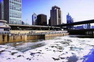 河面上漂浮着泡沫犹如残雪覆盖一般。樊甲山摄