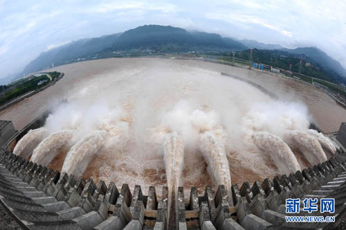 三峡加大泄洪力度迎战建成以来最大洪峰(组图)