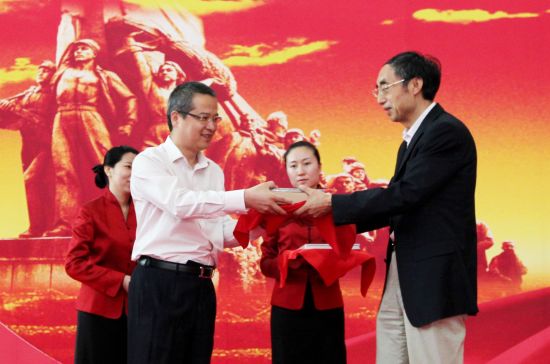 北京电视台向首都博物馆捐赠《红色地图》资料