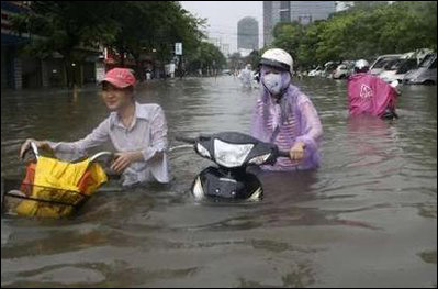 越南河内遭遇35年来最大降雨_天气预报