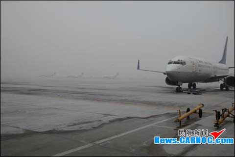 内蒙古出现雨雾+呼市机场近300人逗留