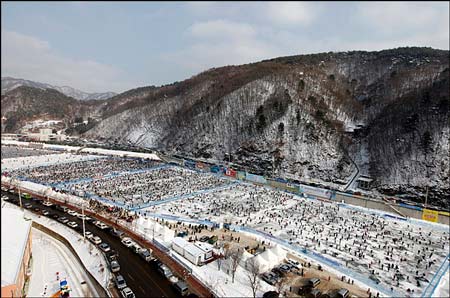 奇观!韩国上万名市民在冰封河面上钻孔垂钓_天气预报