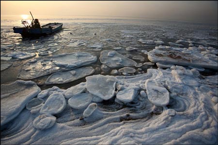 组图:河北秦皇岛持续低温海冰频现_天气预报