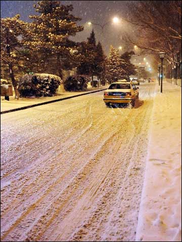 组图:吉林省出现大范围降雪天气 车辆雪中行驶