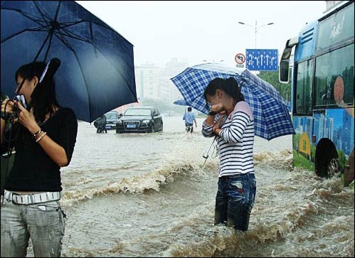 湖南株洲因暴雨严重内涝 湘江河堤塌方(组图)_