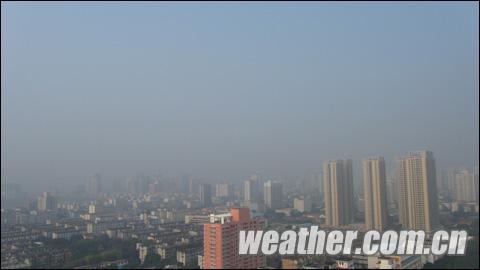 广西大部连续8日晴热少雨 首府南宁灰霾不散_