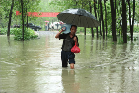 安徽蒙城阜阳部分地区因雨成涝 多所学校被迫