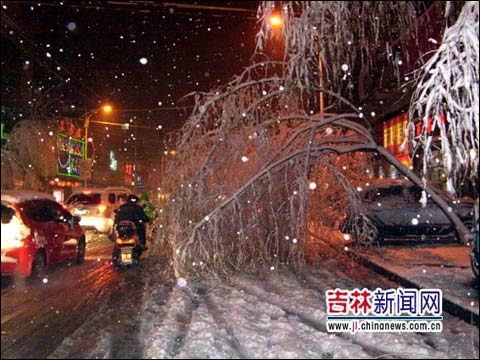 内蒙古中东部降暴雪 通辽市高速封闭学校调休