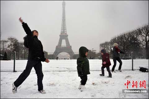 欧洲多国遭遇低温暴雪天气 巴黎埃菲尔铁塔关