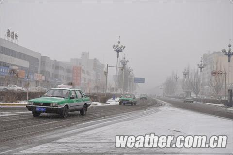 格尔木出现沙尘暴能见度10米 未来仍多吹风天