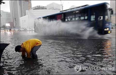 韩国首尔降暴雨 多处道路被封_天气预报