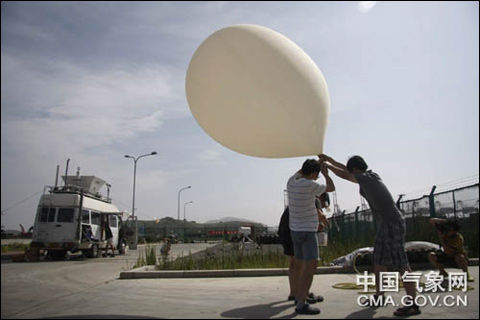【追风现场】在6级风中释放探空气球_天气预报_新闻中心_新浪网