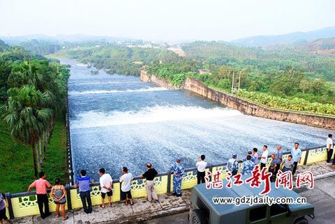 连日暴雨致水位飙升 鹤地水库开闸泄洪|天气|天气预报_新浪天气