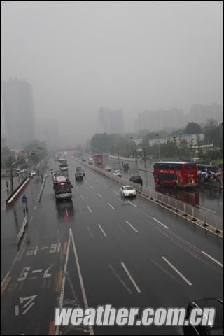 北京今天下午阴天间多云有阵雨并有雾