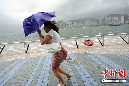 台风韦森特来袭 香港13年来再悬十号飓风信号