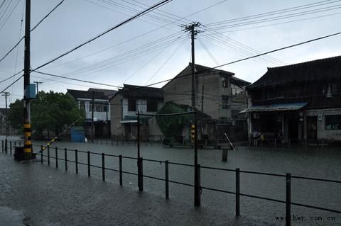 海葵残留云系影响 宁波阵雨姜山小镇变"水城"